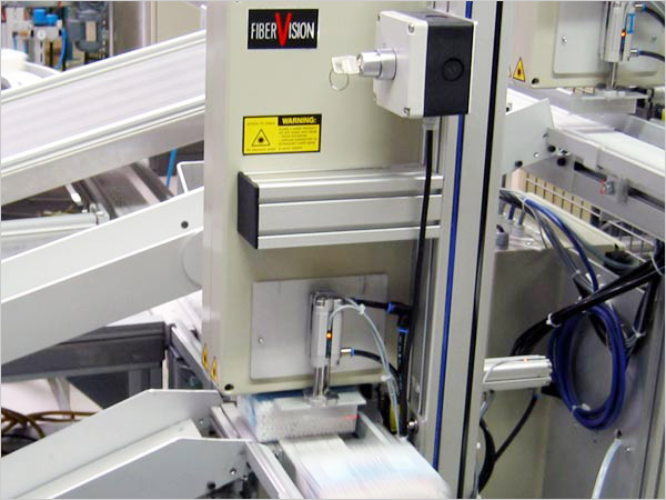 Überprüfen von Etiektt und Deckel im Produktionstakt