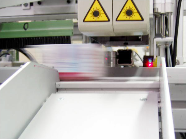 Das Vision-System ist am Fließband angebracht