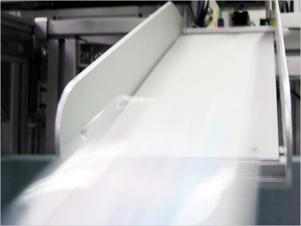 Fehlerhafte Boxen werden über eine Rampe vom Fließband geleitet